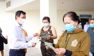 TS.BS Nguyễn Tri Thức, Giám đốc Bệnh viện Hồi sức COVID-19 động viên bệnh nhân trước khi xuất viện 