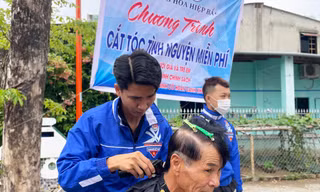 Bạn trẻ cắt tóc miễn phí cho các trường hợp có hoàn cảnh khó khăn, đối tượng chính sách trên địa bàn phường Hòa Hiệp Bắc 