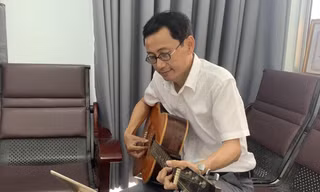 Bài hát “Con bố mẹ là cán bộ Đoàn” được bác sĩ Tôn Thất Toàn phổ nhạc từ bài thơ cùng tên của sinh viên Phương Uyên Ảnh THỤC HIỀN 