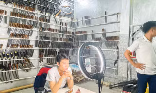 Kỳ Anh biểu diễn khả năng mở khóa