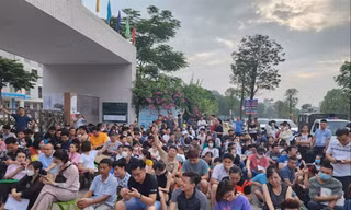 Hàng trăm phụ huynh ngồi chờ nộp hồ sơ vào lớp 10 cho con vào trường tư ở Hà Nội ngày 5/7 
