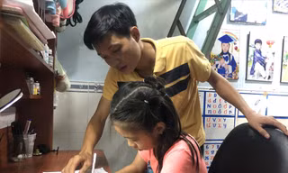 Phụ huynh trước nỗi lo về SGK mỗi khi vào năm học Ảnh: Nguyễn Dũng 