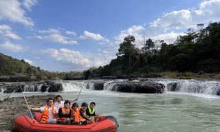 Du khách tham gia chèo thuyền trên sông 