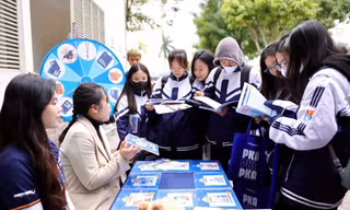 Thí sinh tìm hiểu thông tin tuyển sinh năm 2025 Ảnh: NGHIÊM HUÊ 