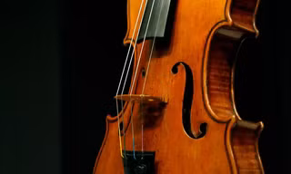 Một cây vĩ cầm Stradivari tại nhà đấu giá Christie's ở New York, 2008