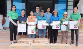 Trao bếp ga, nồi cơm điện, quạt tích điện và 5 triệu đồng cho các hộ bị ảnh hưởng bởi bão tại Bảo Yên, Lào Cai