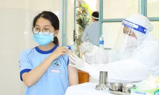 Học sinh chích vắc xin ngừa COVID-19. Ảnh: Vân Sơn