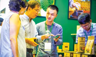 Anh Sơn giới thiệu sản phẩm trà mãng cầu cho khách 