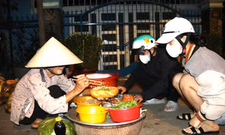 trời chưa sáng, gánh bánh mì của cụ Nguyễn Thị Ngang đã có khách chờ 