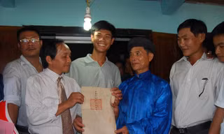 TS Nguyễn Đăng Vũ tiếp nhận tờ lệnh Hoàng Sa từ gia tộc Đặng Lý Sơn, ngày 9/4/2009 - ảnh TL của TS Vũ 