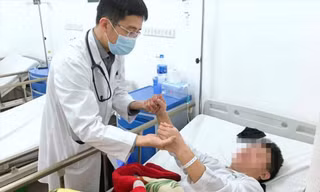 Bác sĩ BV Bạch Mai điều trị bệnh nhân đột quỵ 