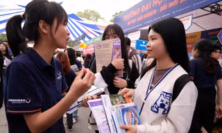 Thí sinh tham gia ngày hội tư vấn tuyển sinh 2023 Ảnh: Mạnh Thắng 