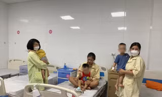 Bệnh nhi mắc viêm đường hô hấp điều trị tại Bệnh viện Thanh Nhàn Ảnh: H.Minh 