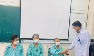 Ba bệnh nhân hoại tử nặng xương vùng sọ - mặt, viêm xoang có tiền sử mắc COVID-19 Ảnh: Kim Vân 