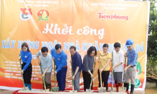 Khởi công xây dựng nhà “Khăn quàng đỏ” cho gia đình em Thảo Ảnh: Duy Chiến