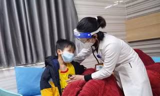 Trẻ bị hậu COVID-19 được bác sĩ BV Đa khoa Hùng Vương (Phú Thọ) khám 