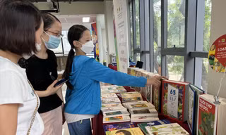 Độc giả trẻ mong có thêm những cuốn sách giả tưởng, sách chạm vào góc khuất của tuổi mới lớn Ảnh: KỲ SƠN 