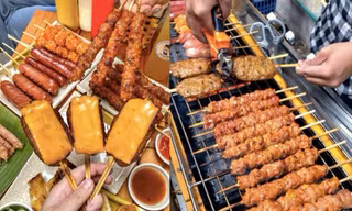Các loại xiên nướng không đảm bảo an toàn bán đầy đường phố