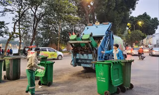 Công nhân vệ sinh môi trường trên đường phố Hà Nội 