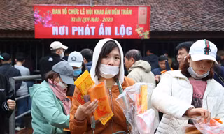 Người dân xin ấn đền Trần Ảnh: TRỌNG TÀI