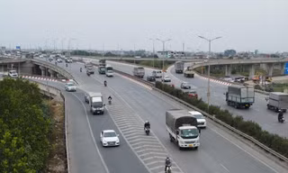 Tại đường dẫn cầu Thanh Trì, từ QL1 và QL5 lên cầu, xe máy đi kiểu gì cũng phải đè đi lên vạch xương cá... Ảnh: Trọng Đảng 