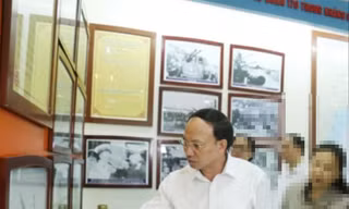 Ông Nguyễn Xuân Ký (ngoài cùng bên trái) khi còn đương chức tại Quảng Ninh Ảnh: HOÀNG DƯƠNG 