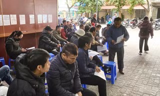 Người dân tập trung tại bộ phận một cửa của Sở GTVT Hà Nội để làm thủ tục cấp, đổi GPLXẢnh: VIỆT KHÔI