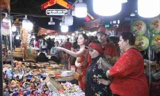Chợ đêm Sơn Trà (Đà Nẵng) thu hút một lượng lớn du khách đến tham quan, trải nghiệm