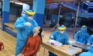 Lấy mẫu xét nghiệm tại quận Gò Vấp, TPHCM Ảnh: Khôi Nguyễn