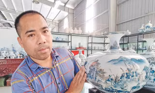 Nghệ nhân Phạm Văn Vang bên sản phẩm gốm Bồ Bát. Ảnh: Đ.H 