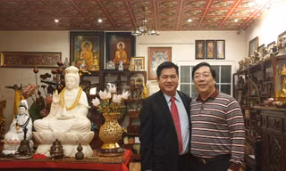 Hoàng Duy Hùng tại nhà riêng nguyên Thứ trưởng Bộ Ngoại giao Nguyễn Thanh Sơn và hai người kết nghĩa anh em