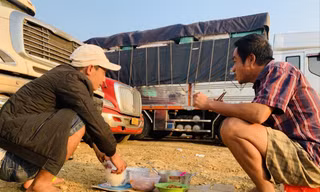 Cảnh sinh hoạt tạm bợ của lái xe đường dài tại bãi xe ở cửa khẩu Lạng Sơn 