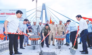 Thủ tướng thực hiện nghi thức hợp long cầu Mỹ Thuận 2 vào tháng 10/2023 (cầu khánh thành tháng 12/2023) Ảnh: VGP