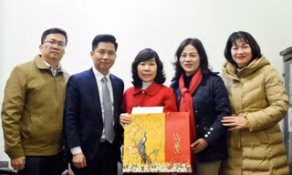 Mỗi dịp Tết đến Xuân về, Công đoàn Giáo dục Hà Nội và Sở GD&ĐT Hà Nội tổ chức thăm hỏi, tặng quà giáo viên có hoàn cảnh khó khăn Ảnh: NAM DU 