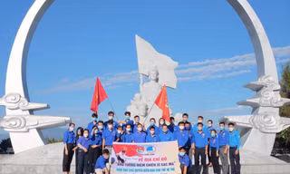 Huyện Đoàn Cam Lâm tổ chức hành trình về địa chỉ đỏ “Khu tưởng niệm chiến sĩ Gạc Ma” 