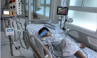 Bệnh nhi bị sốc SXH được điều trị