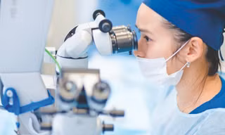 Bác sĩ Hoàng Anh trong phòng thí nghiệm 