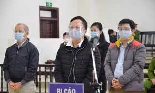 Bị cáo Dương Văn Hòa (hàng đầu, giữa) và đồng phạm tại tòa