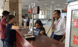 Người dân nộp tiền sử dụng đất tại Chi cục Thuế TP Thủ Đức, TPHCM 