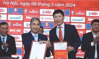 HLV Kim Sang-sik đối diện nhiều khó khăn khi dẫn dắt đội tuyển Việt Nam thay ông Philippe Troussier ảnh: Anh Đoàn