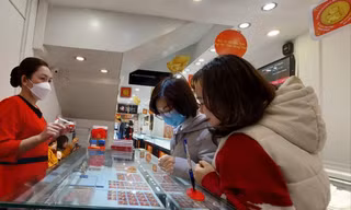 Người dân mua vàng nhân ngày vía Thần Tài 
