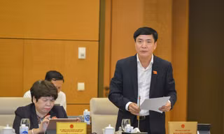 Tổng thư ký, Chủ nhiệm Văn phòng Quốc hội Bùi Văn Cường báo cáo tại phiên họp 