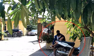 Nhóm “cò mồi” luôn có mặt ở cổng số 5 Ngọc Hồi (Hoàng Mai, Hà Nội) để chặn ô tô lại, gạ chủ xe làm dịch vụ có thu phí 