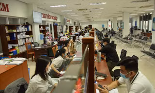 Cán bộ, công chức làm việc tại Trung tâm Hành chính thành phố Đà Nẵng