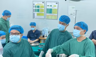 Các bác sĩ phẫu thuật nội soi cho bệnh nhân 26 tuổi 