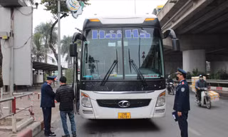 TTGT dừng kiểm tra xe khách 29B-18281 tại nút Pháp Vân sáng 10/1 