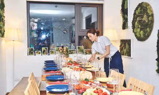 Linh chuẩn bị đồ nhắm và chia sẻ kiến thức rượu vang tại nhà