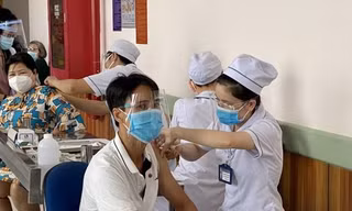 Đẩy nhanh tiêm vắc-xin cho người dân