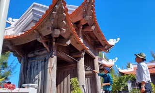 Xử lý mối nơi tam quan chùa đảo Sơn Ca ảnh: Trần Tuấn 