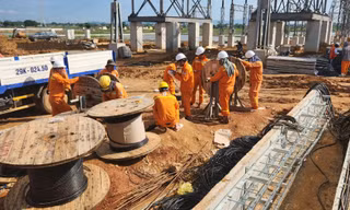 Công nhân thi công tại Trạm biến áp 500kV tại xã Thiệu Tiến và Thiệu Phúc, huyện Thiệu Hoá Ảnh chụp ngày 4/6